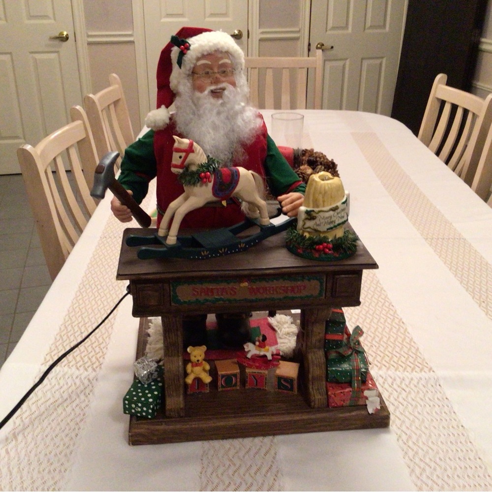 🎄🎅🏻1993 Festive animated and musical Santa Claus Figurine in Red and Green🎅🏻🎄